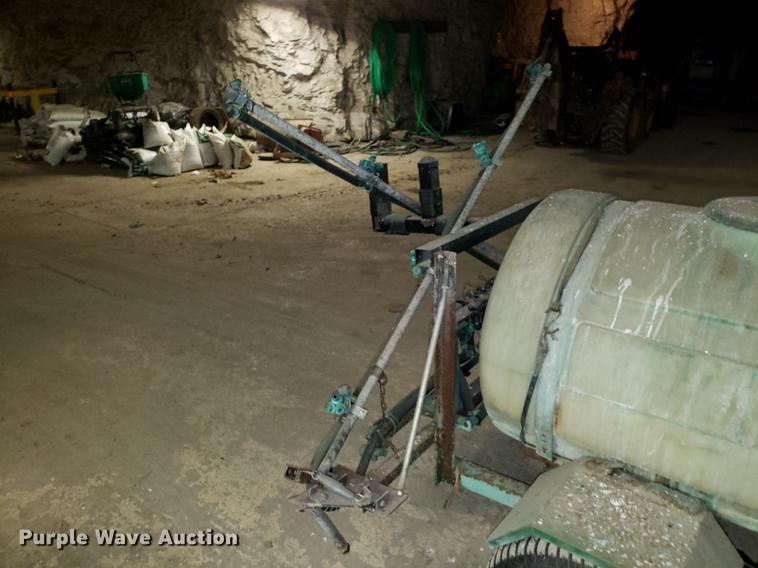 image for item DF3339 John Deere 1500 sprayer