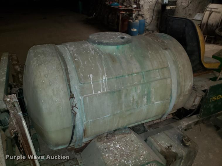 image for item DF3339 John Deere 1500 sprayer