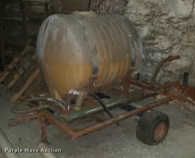 image for item DF3339 John Deere 1500 sprayer