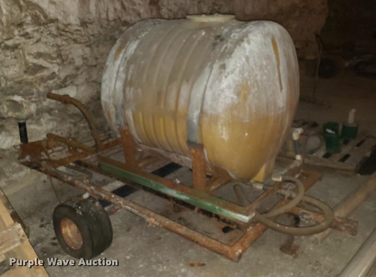 image for item DF3339 John Deere 1500 sprayer