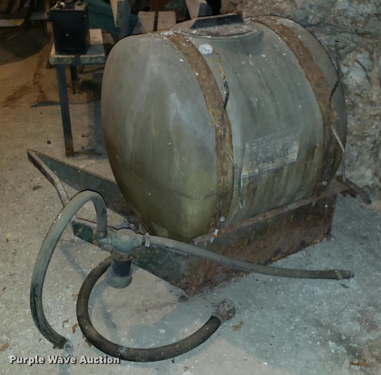 image for item DF3339 John Deere 1500 sprayer