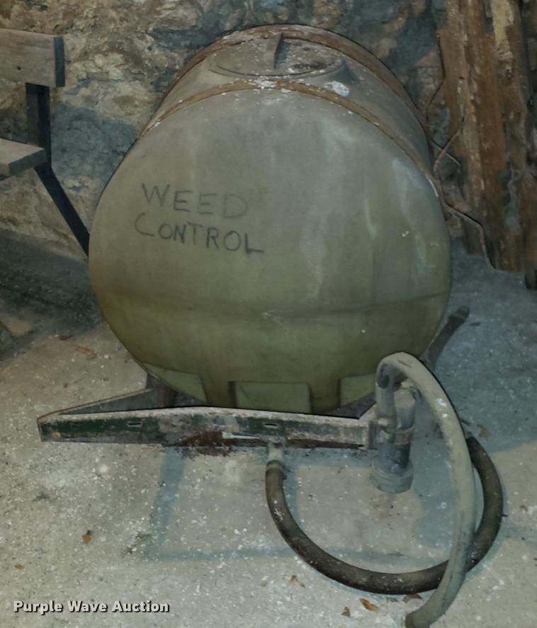 image for item DF3339 John Deere 1500 sprayer