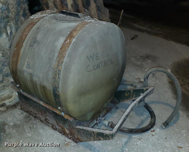 image for item DF3339 John Deere 1500 sprayer