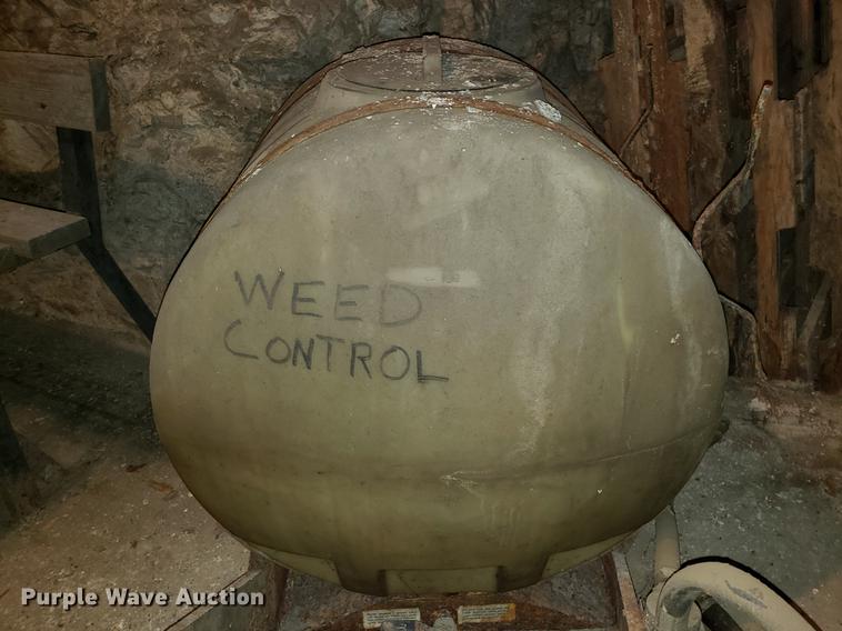 image for item DF3339 John Deere 1500 sprayer