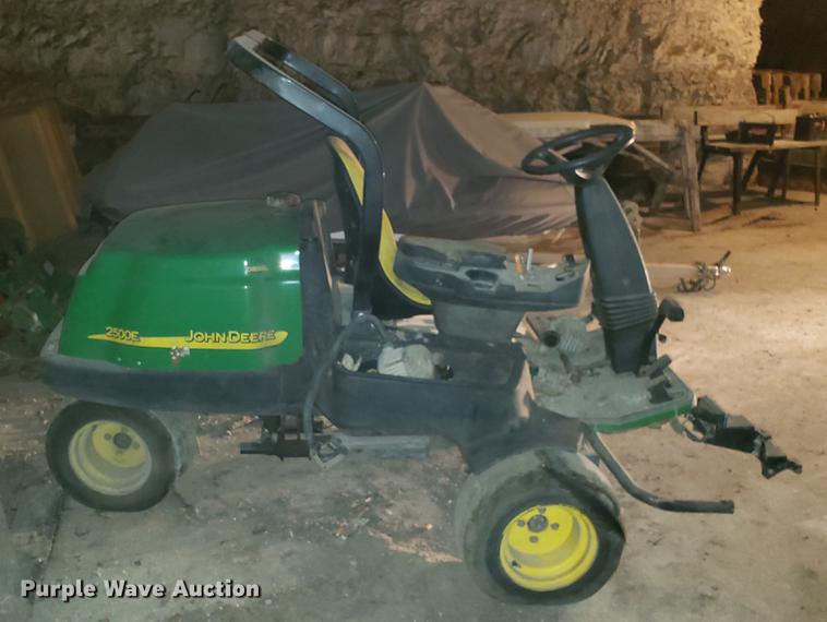 image for item DF3342 John Deere 2500E lawn mower