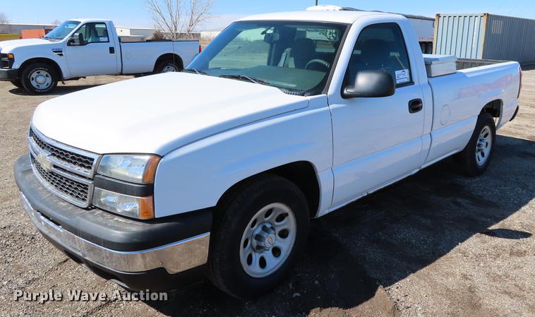 image for item DF7611 2007 Chevrolet Silverado 1500 pickup truck