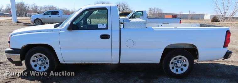 image for item DF7611 2007 Chevrolet Silverado 1500 pickup truck