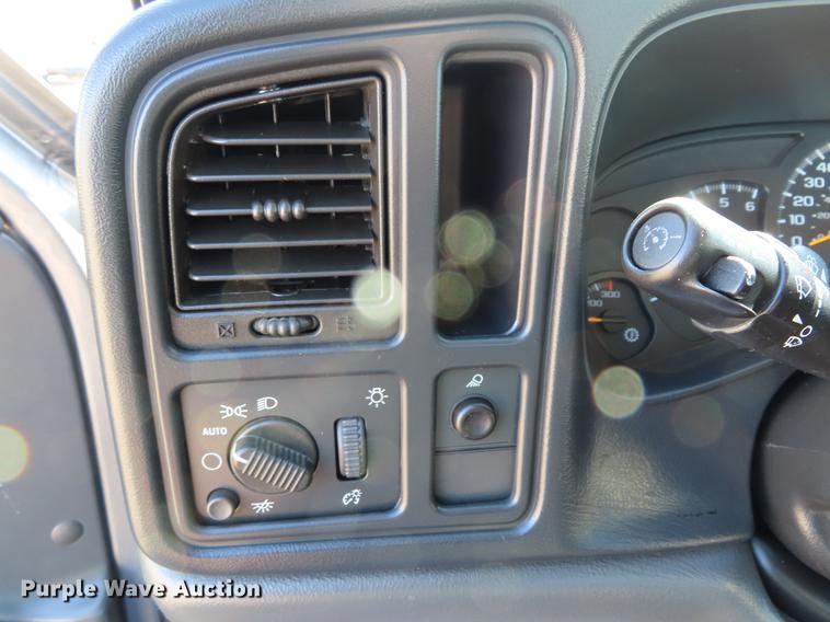 image for item DF7676 2006 Chevrolet Silverado 2500HD Crew Cab pickup truck