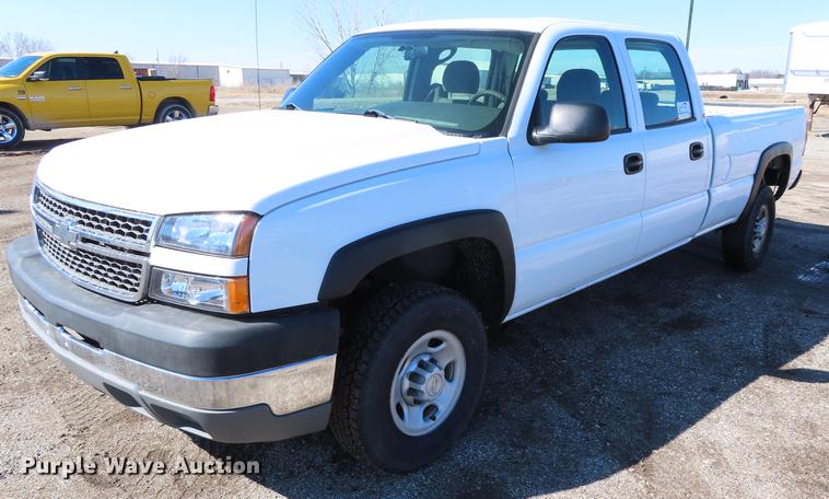 image for item DF7677 2005 Chevrolet Silverado 2500 Crew Cab pickup truck