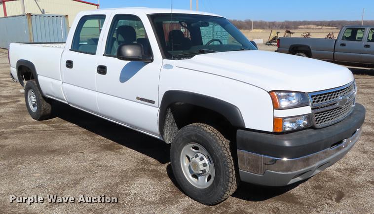 image for item DF7677 2005 Chevrolet Silverado 2500 Crew Cab pickup truck
