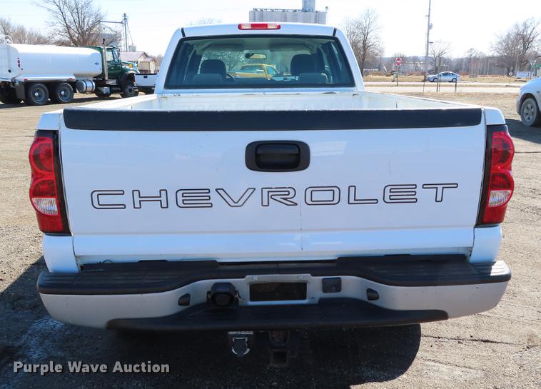image for item DF7677 2005 Chevrolet Silverado 2500 Crew Cab pickup truck