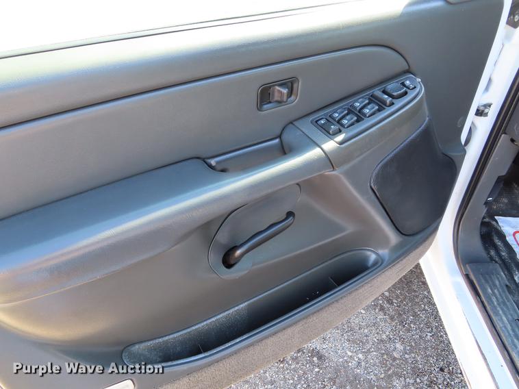 image for item DF7677 2005 Chevrolet Silverado 2500 Crew Cab pickup truck