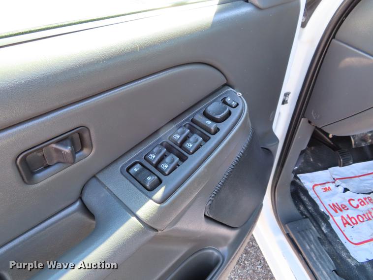 image for item DF7677 2005 Chevrolet Silverado 2500 Crew Cab pickup truck