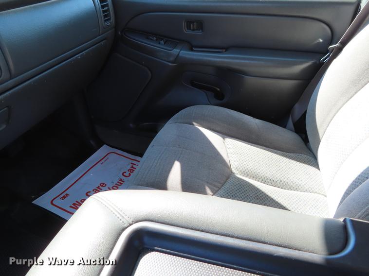 image for item DF7677 2005 Chevrolet Silverado 2500 Crew Cab pickup truck