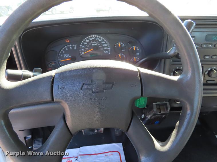 image for item DF7677 2005 Chevrolet Silverado 2500 Crew Cab pickup truck