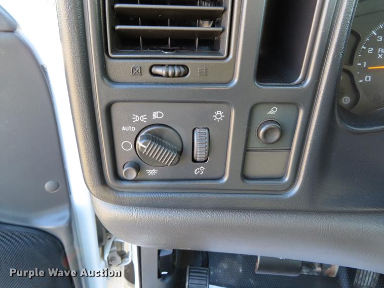 image for item DF7677 2005 Chevrolet Silverado 2500 Crew Cab pickup truck