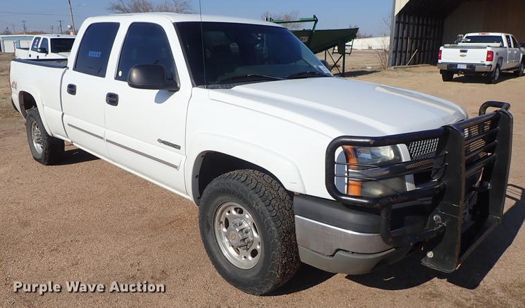 image for item DF8802 2003 Chevrolet Silverado 1500HD Crew Cab pickup truck