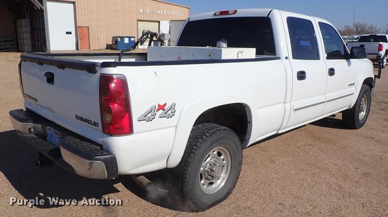 image for item DF8802 2003 Chevrolet Silverado 1500HD Crew Cab pickup truck