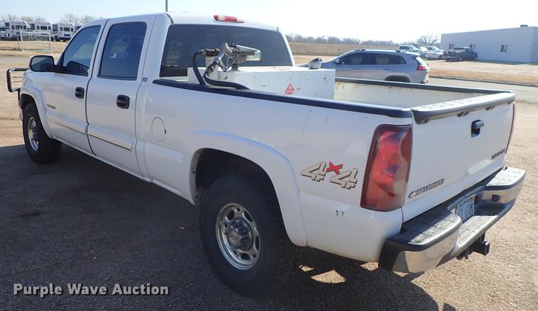 image for item DF8802 2003 Chevrolet Silverado 1500HD Crew Cab pickup truck