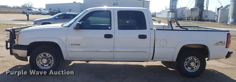 image for item DF8802 2003 Chevrolet Silverado 1500HD Crew Cab pickup truck