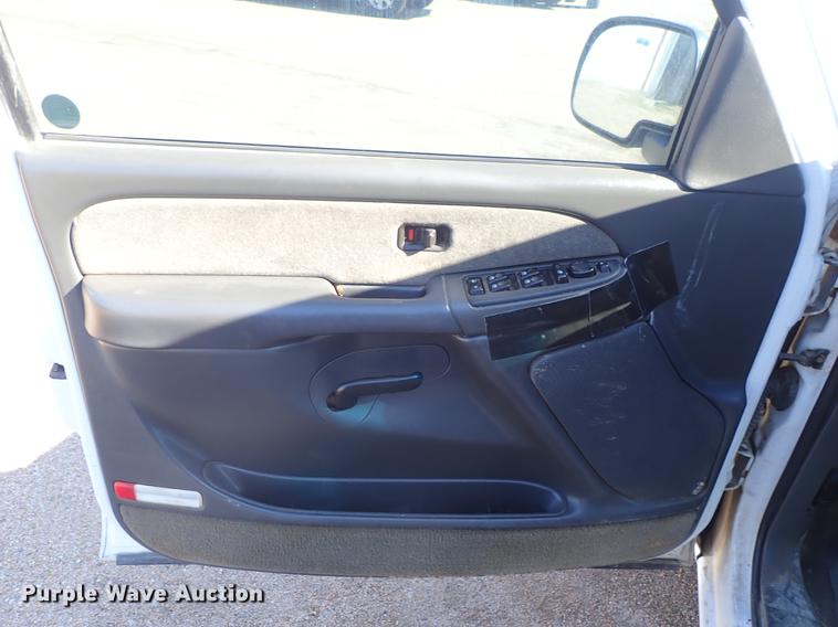 image for item DF8802 2003 Chevrolet Silverado 1500HD Crew Cab pickup truck