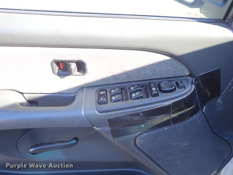 image for item DF8802 2003 Chevrolet Silverado 1500HD Crew Cab pickup truck