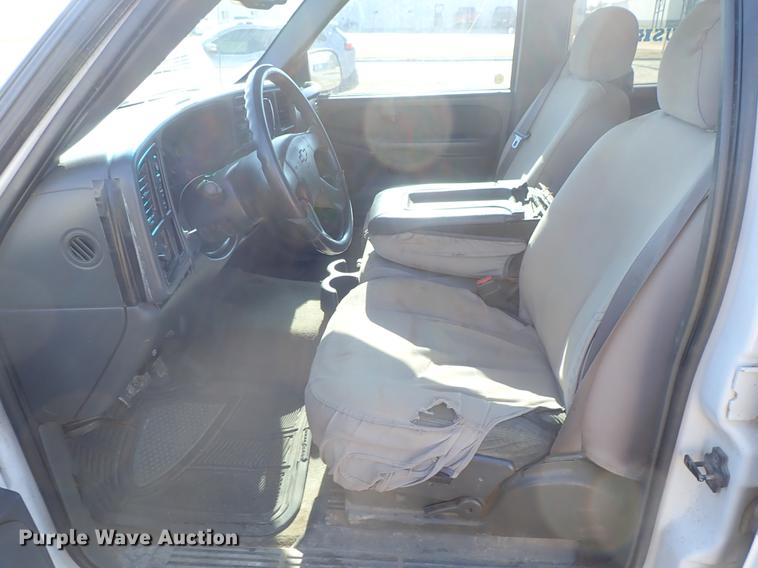 image for item DF8802 2003 Chevrolet Silverado 1500HD Crew Cab pickup truck