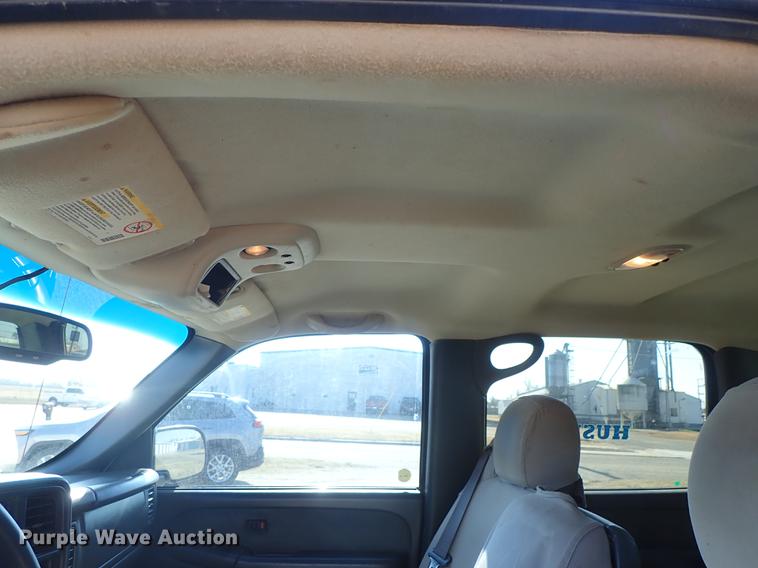 image for item DF8802 2003 Chevrolet Silverado 1500HD Crew Cab pickup truck