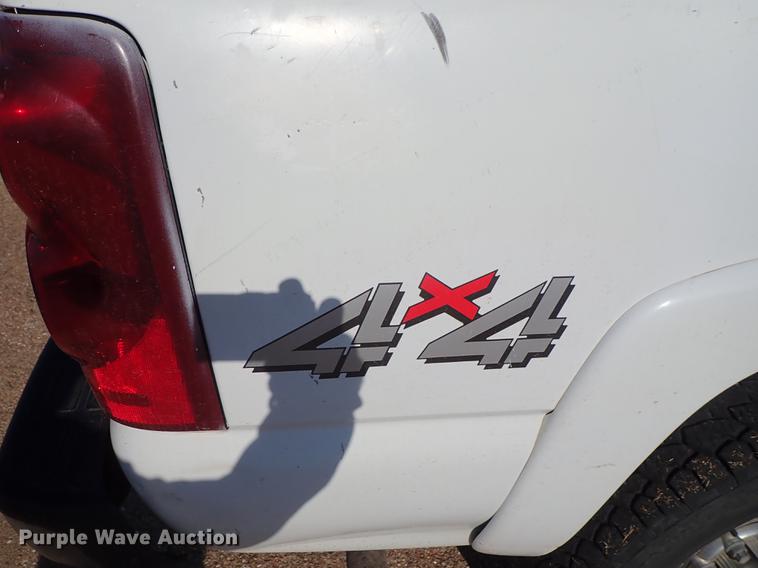 image for item DF8802 2003 Chevrolet Silverado 1500HD Crew Cab pickup truck