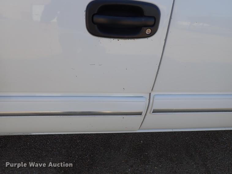 image for item DF8802 2003 Chevrolet Silverado 1500HD Crew Cab pickup truck