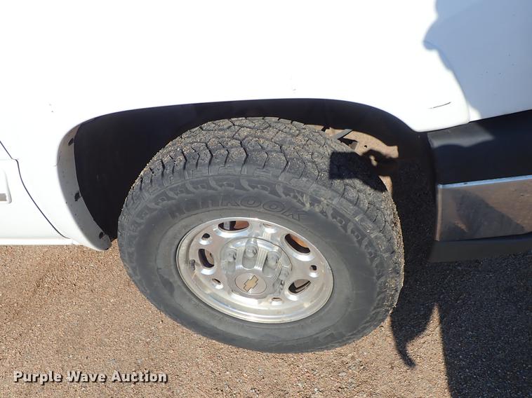 image for item DF8802 2003 Chevrolet Silverado 1500HD Crew Cab pickup truck