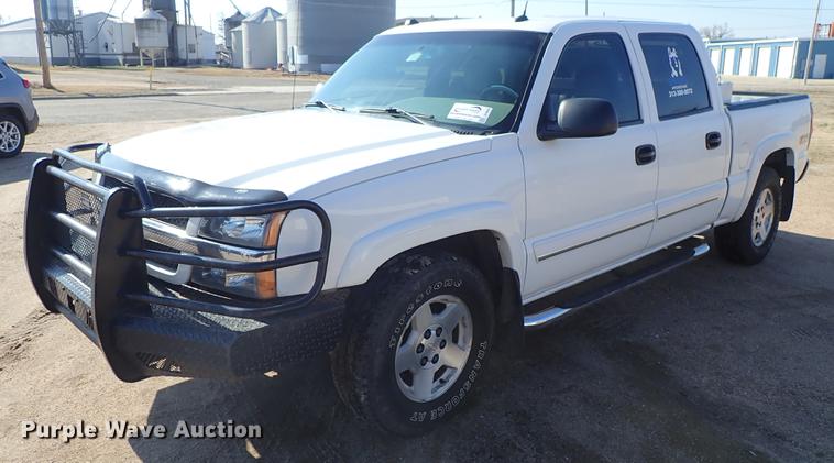 image for item DF8803 2004 Chevrolet Silverado 1500 Z71 Crew Cab pickup truck