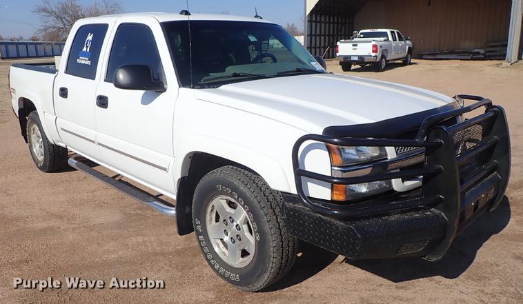 image for item DF8803 2004 Chevrolet Silverado 1500 Z71 Crew Cab pickup truck