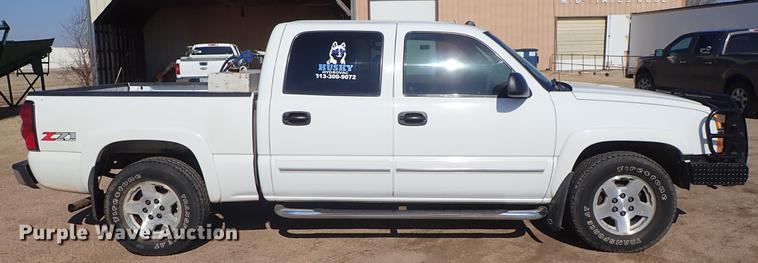 image for item DF8803 2004 Chevrolet Silverado 1500 Z71 Crew Cab pickup truck