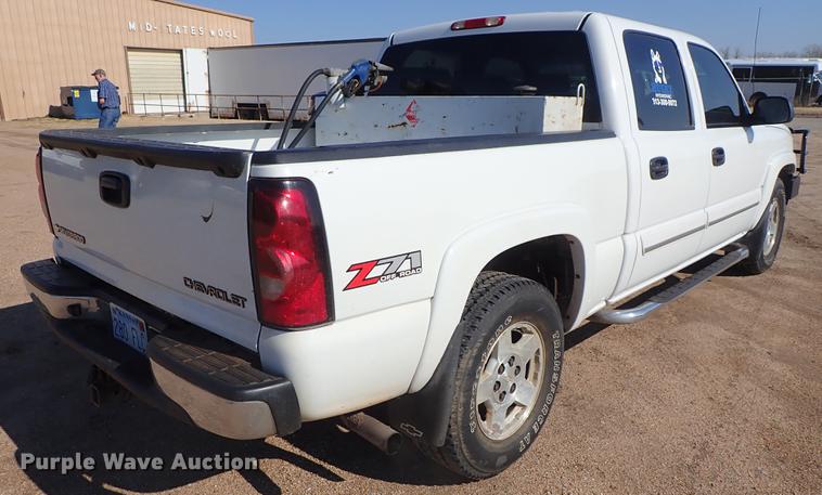 image for item DF8803 2004 Chevrolet Silverado 1500 Z71 Crew Cab pickup truck