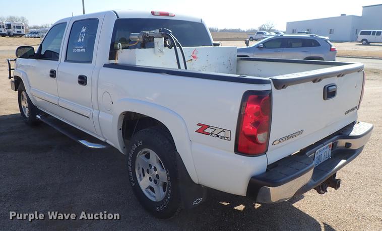 image for item DF8803 2004 Chevrolet Silverado 1500 Z71 Crew Cab pickup truck