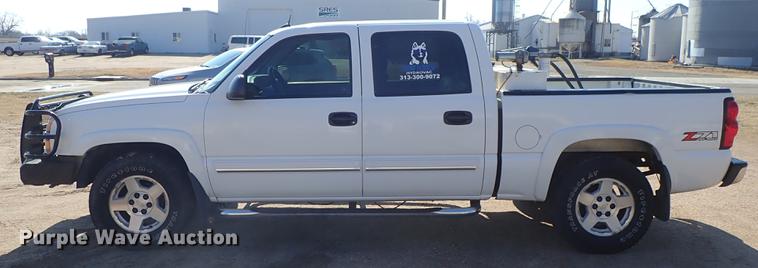 image for item DF8803 2004 Chevrolet Silverado 1500 Z71 Crew Cab pickup truck