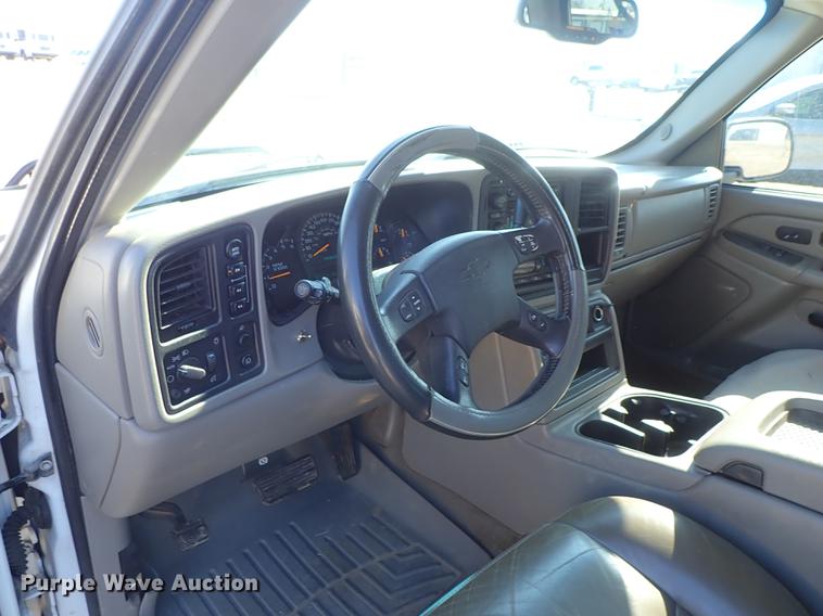 image for item DF8803 2004 Chevrolet Silverado 1500 Z71 Crew Cab pickup truck