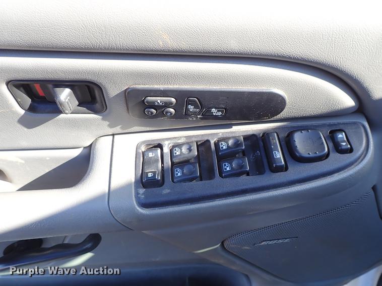 image for item DF8803 2004 Chevrolet Silverado 1500 Z71 Crew Cab pickup truck