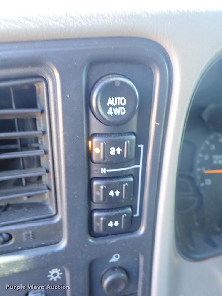 image for item DF8803 2004 Chevrolet Silverado 1500 Z71 Crew Cab pickup truck