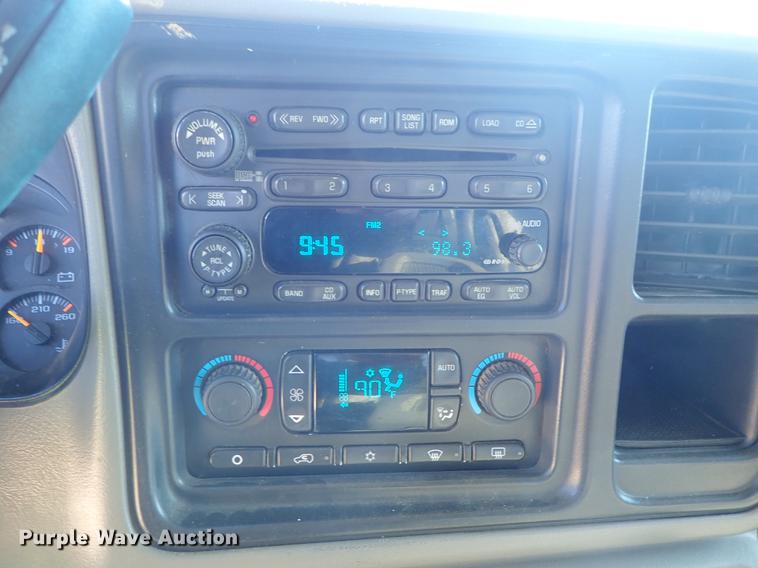 image for item DF8803 2004 Chevrolet Silverado 1500 Z71 Crew Cab pickup truck