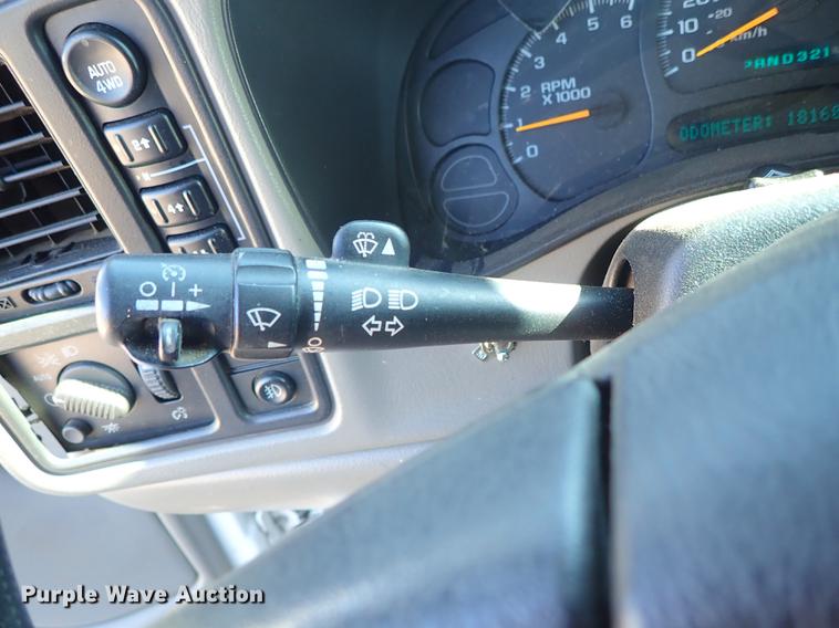 image for item DF8803 2004 Chevrolet Silverado 1500 Z71 Crew Cab pickup truck