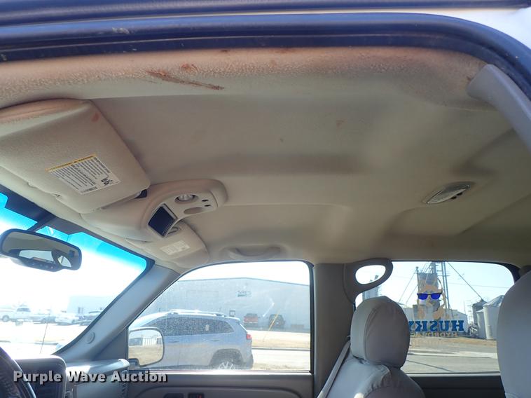 image for item DF8803 2004 Chevrolet Silverado 1500 Z71 Crew Cab pickup truck