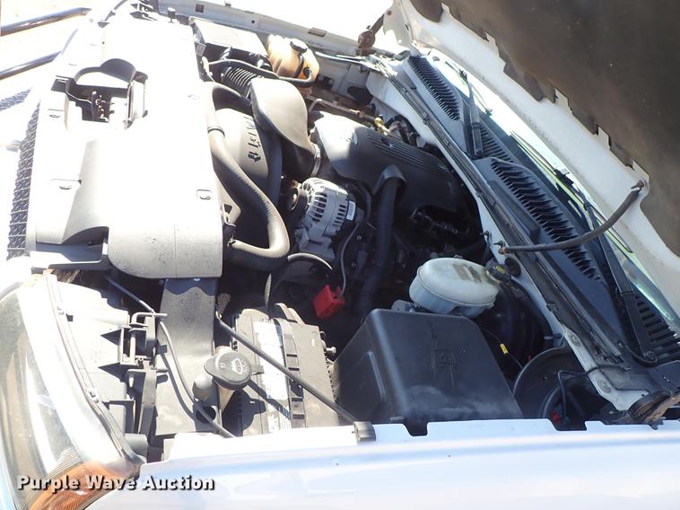 image for item DF8803 2004 Chevrolet Silverado 1500 Z71 Crew Cab pickup truck