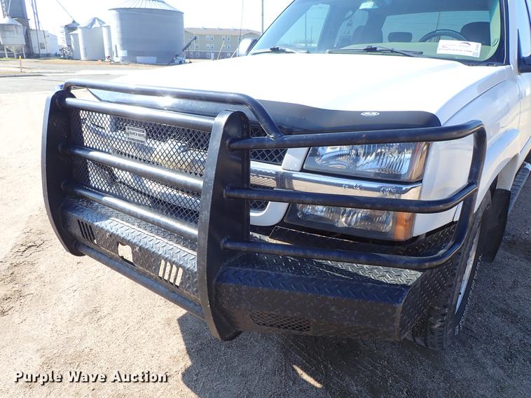 image for item DF8803 2004 Chevrolet Silverado 1500 Z71 Crew Cab pickup truck