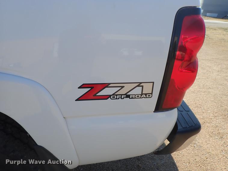 image for item DF8803 2004 Chevrolet Silverado 1500 Z71 Crew Cab pickup truck