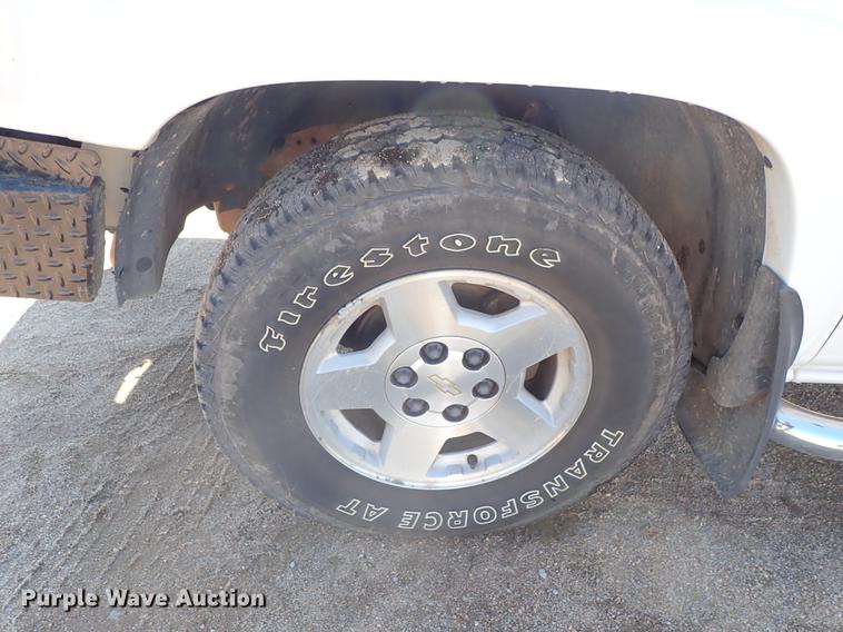 image for item DF8803 2004 Chevrolet Silverado 1500 Z71 Crew Cab pickup truck