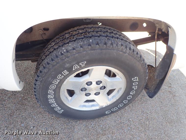 image for item DF8803 2004 Chevrolet Silverado 1500 Z71 Crew Cab pickup truck