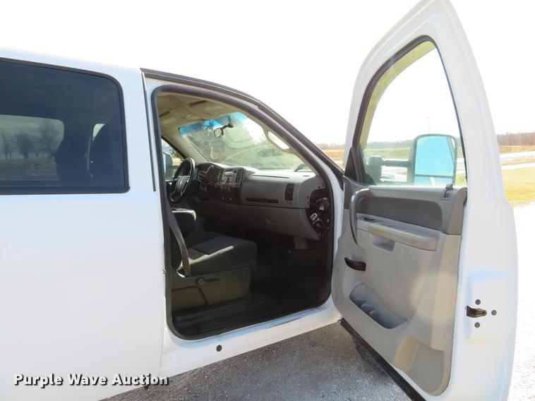 image for item DG3903 2011 Chevrolet Silverado 2500 Crew Cab pickup truck