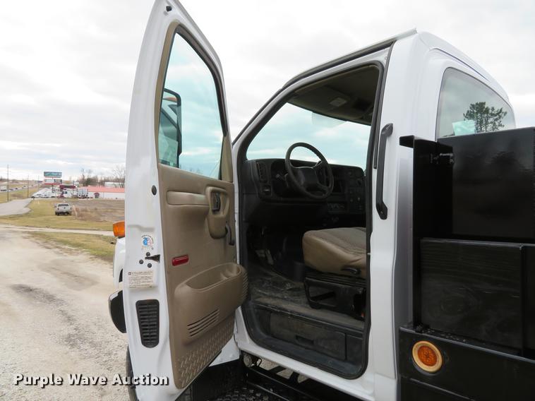 image for item DG3907 2006 GMC C5500 flatbed truck